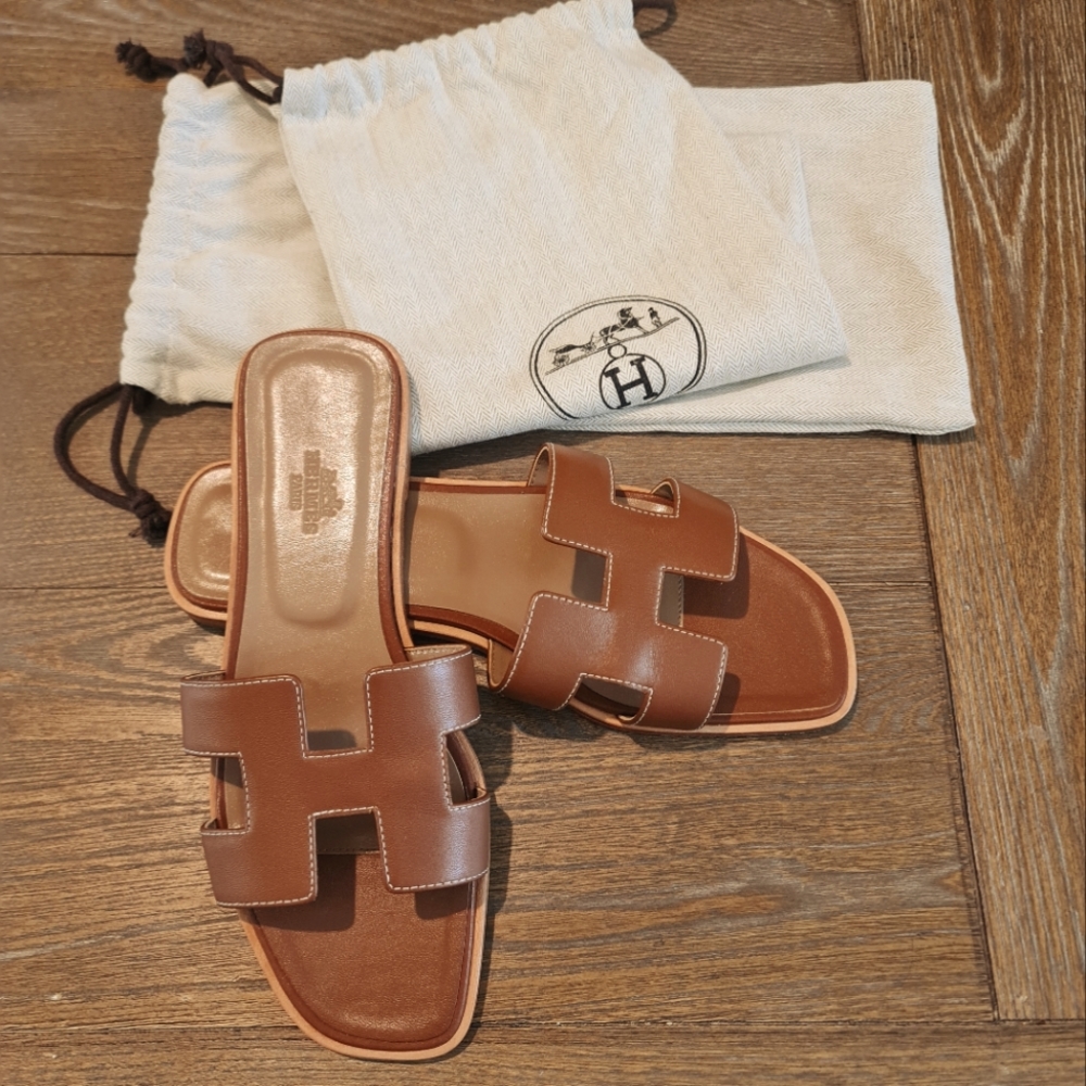 HERMES ORAN SANDALS,size 38 but it's small,fits a 37 (US size 7). Color tan